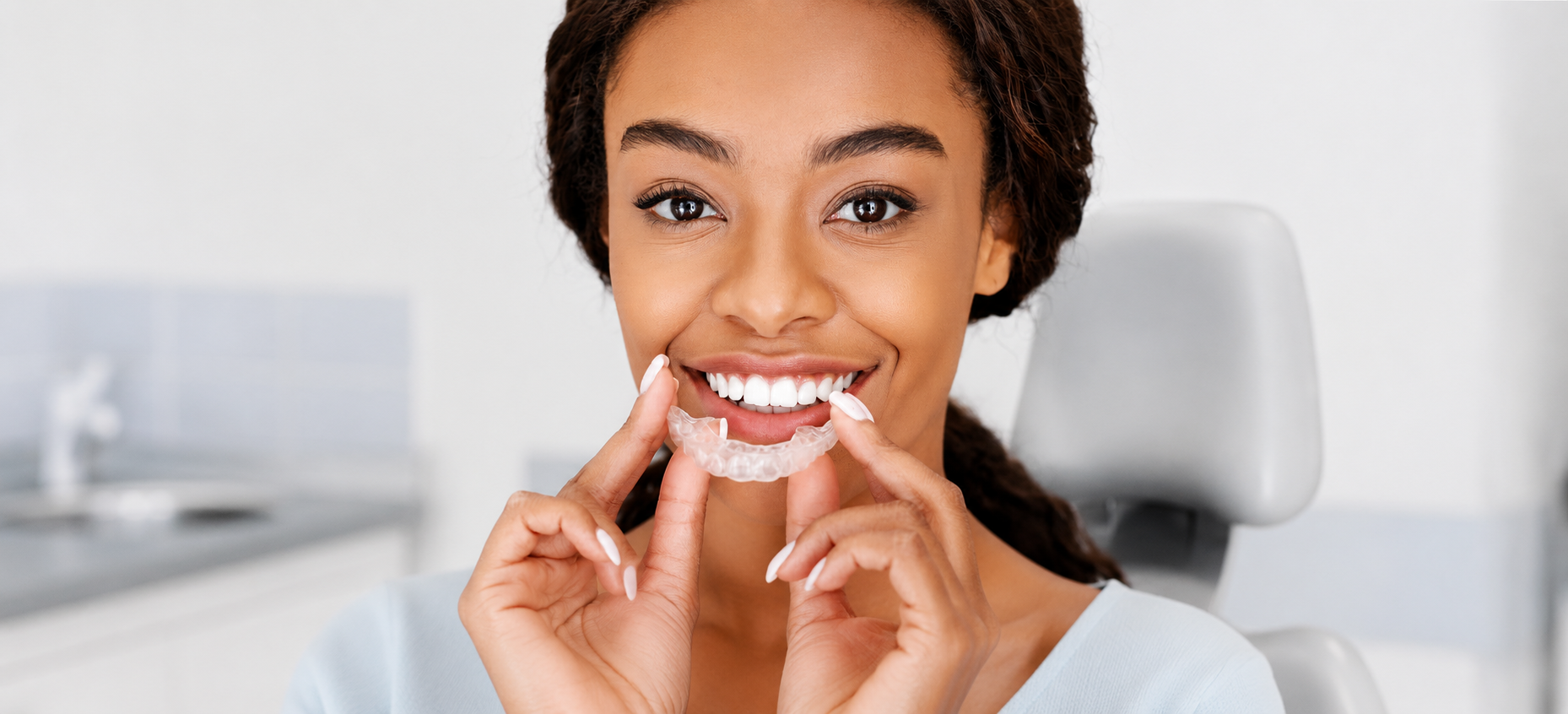 Aligneur Invisalign transparent porté sur les dents